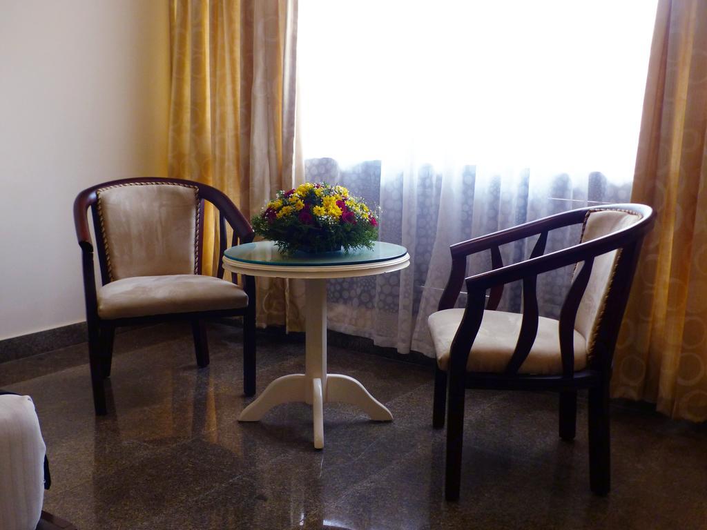 Hotel Highway Garden Kochi Exterior foto